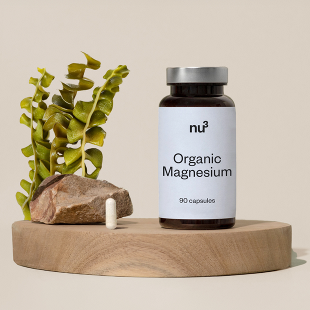 Frau mit 2 Magnesium-Kapseln