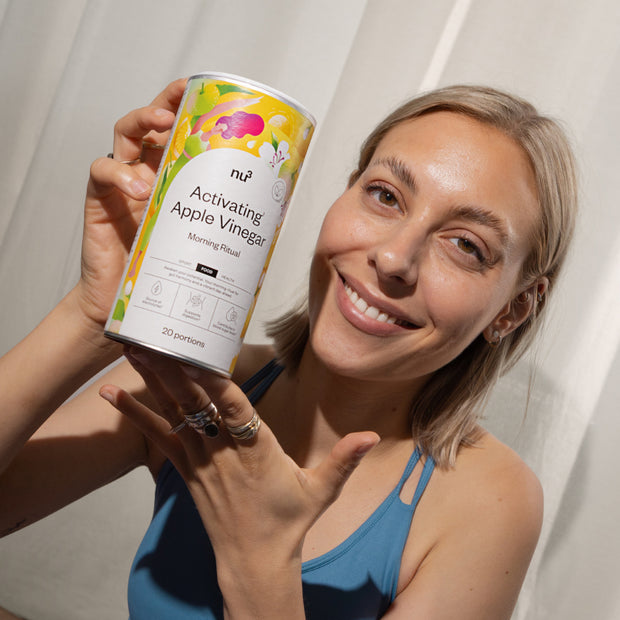 Frau mit einer Dose nu3 Activating¹ Apple Vinegar