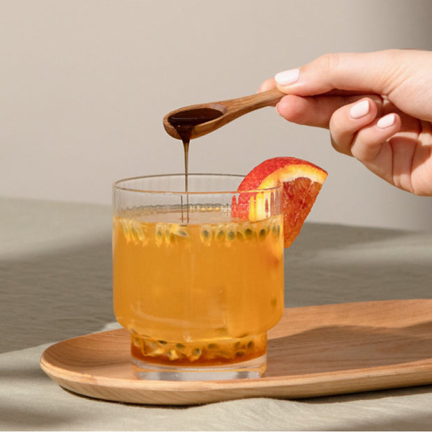 Yacon Sirup wird in Getränk getan